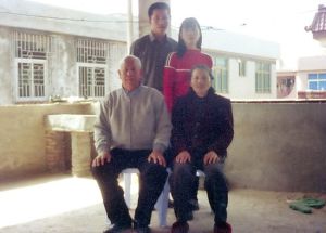 念斌（後排左一）與妻子、父母的合照。