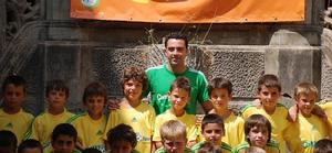 adidas代言人哈維與夏令營的孩子們合影