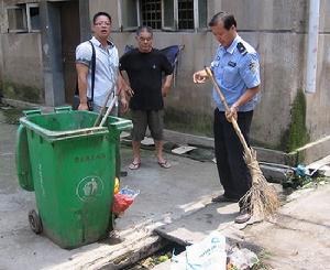 藍偉亮現場清理亂丟棄的垃圾