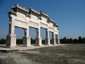 石牌坊側面（站在西南方拍，遠處建築是昭西陵的方城和明樓）