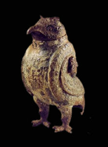 [商]鴞形尊，高21厘米，倫敦維多利亞艾伯特博物館藏。