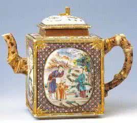 清乾隆廣彩錦地開光人物紋方形茶壺 清乾隆廣彩錦地開光人物紋方形茶壺