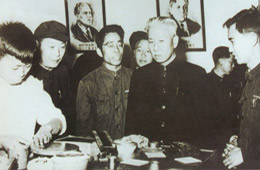 （圖）1958年11月2日，中華人民共和國主席劉少奇參觀光學車間。