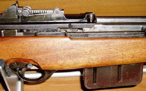 （圖）FN-49的機匣細節，圖中可以看到扳機上面的保險桿