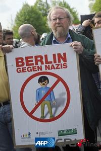 德國聯邦議院副主席沃爾夫岡·蒂爾澤(Wolfgang Thierse)手持一張寫著“柏林反對納粹”的海報。