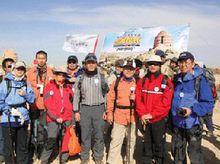 圖中右二為萬捷