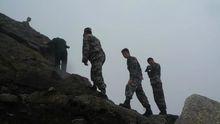 易白與部隊新聞工作者翻閱懸崖前往高原哨所採風