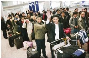 2月27日，從希臘克里特島乘包機回國的中國同胞抵達首都國際機場。