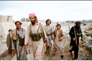 2001年9月19日，本·拉登與基地組織成員在一起。