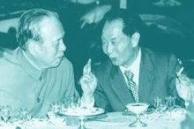 任仲夷與胡耀邦親切交談