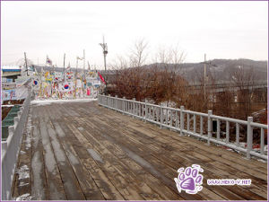 自由之橋臨津閣陳列著朝鮮方面的資料和畫報，以及韓戰時曾投入使用的坦克和飛機等文物，站在屋頂可以看到自由橋和臨津江以及朝鮮領土。保存於臨津閣的“和平石”是從世界各國的戰場上收集來的，記錄著與戰爭有關的內容。另外，這裡還有一座用鐵帽和各種武器融化後鑄成的“和平鍾”，遊客可以親自敲鐘，祈願和平。位於臨津閣廣場前望拜壇後面的自由之橋是1953年韓戰停戰協定簽署後鋪設的83米長的橋樑，當時12000 多名戰俘從這座橋回到韓國，“自由橋”之名也由此得來。