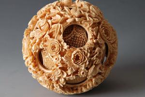 民國象牙透雕花鳥套球 民國象牙透雕花鳥套球