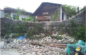 2014年5月24日盈江縣卡場鎮一處被震倒的圍牆