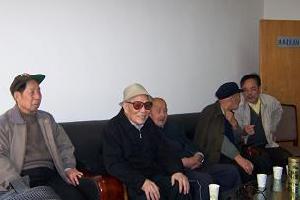 王克俊先生參加《中國紅拳》一書編審（左起，田克惠、王克俊、張悅俠、魏生金、靳根生）
