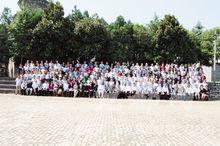 建校60周年聯誼會的校友在隋塔下合影