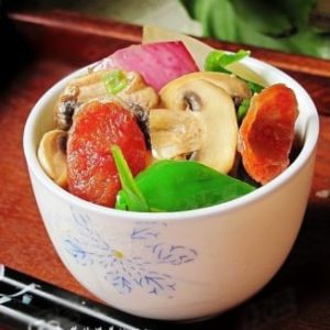 洋蔥蘑菇炒香腸 洋蔥蘑菇炒香腸