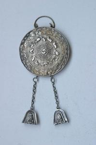 清末生肖八卦紋圓盒形銀鎖 清末生肖八卦紋圓盒形銀鎖