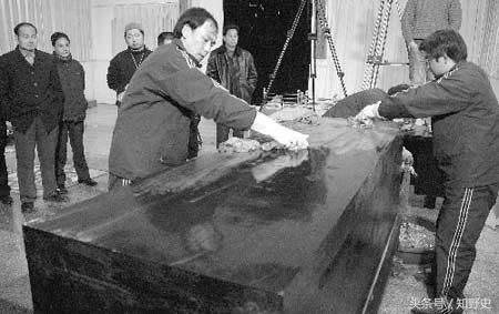 一小山包埋葬著“四皇三後,七爺,一妃”,其中一棺驚藏巨寶! 一小山包埋葬著“四皇三後,七爺,一妃”,其中一棺驚藏巨寶!