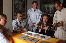 釋德建禪師為弟子講解少林醫術