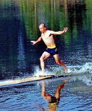 釋理亮挑戰“水上漂”