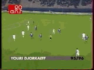 Daniel Bravo 策動傳球，拉易 一腳挑傳，德約卡夫 凌空勺挑