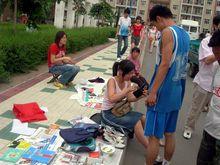 畢業生校園“練攤”