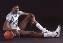 NBA黑人運動員普遍出現“雙膝過肩”