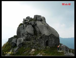 團山石 其上可見寺廟