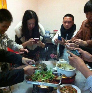 餐桌手機控 餐桌手機控