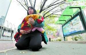 母親跪行求助 母親跪行求助