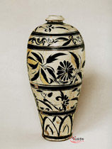 北宋扒村窯白地黑花梅瓶 北宋扒村窯白地黑花梅瓶