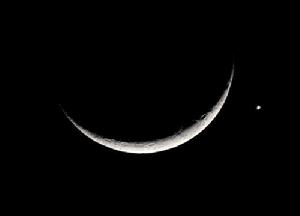 這是5月16日晚20點21分，在昆明拍攝的“月掩金星”結束後出現“金星合月”景象。