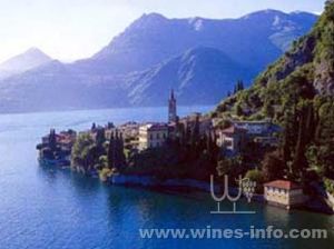 小鎮有兩個重要街道：聖吉奧瓦尼街和聖馬蒂奧街道，兩旁的房屋樣式是仿照佛羅倫斯常見的建築樣式建造的。