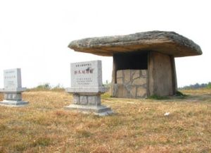 岱石山西周春秋石棚墓 岱石山西周春秋石棚墓