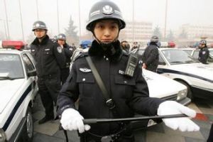 女民警手中的伸縮警棍是警械九件套之一