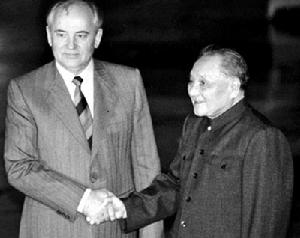 1989年5月16日，鄧小平在北京會見戈爾巴喬夫，宣告中蘇關係正常化。