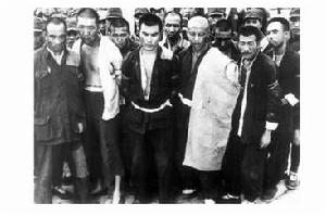 《一個和八個》氣勢洶洶地出現在中國影壇，以其凌厲的畫面和反常規的電影語言完成了中國電影的一次屬於第五代的“基因突變”。