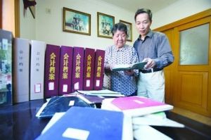 77歲的賀星允向人介紹自己珍藏的賬本