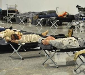 旅客在比利時首都布魯塞爾國際機場休息