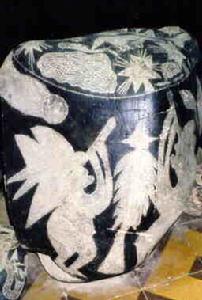 （圖）一個人手持望遠鏡觀察天空的情形