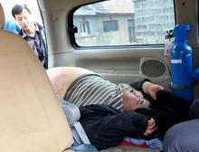 十幾個人努力下將孫亮抬到了救護車上