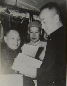 (圖)1958年10月9日,鄧小平同志到河北區鴻順里視察。圖為鄧小平同志在參觀圖書室。