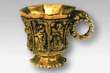 唐代鎏金伎樂八棱銀杯 唐代鎏金伎樂八棱銀杯