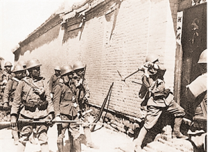 搶光——日軍在“掃蕩”中破門闖入民居，無恥搶掠。