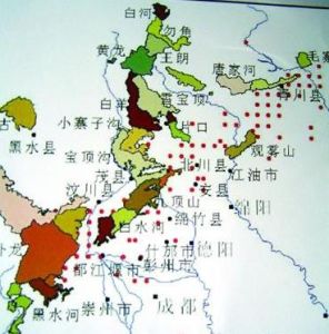 地震帶與大熊貓保護區分布示意圖，紅點是汶川地震的主震區，色塊代表各個熊貓保護區