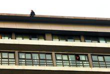 放大照片後還能看到她露出笑容