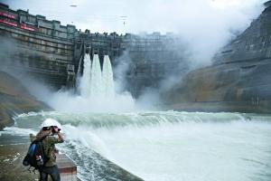 位於瀾滄江的小灣水電站，其雙曲拱壩創世界最高紀錄