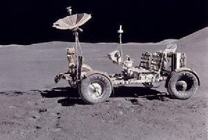 阿波羅15號的登月船登入月球表面。 阿波羅15號的登月船登入月球表面。 