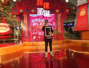 王繹龍為腦癱兒童慈善畫展獻唱