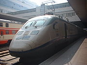 （圖）動車組例子，藍箭屬於電動車組，一個方向用機車推動，另一方向則用機關車拉動整列列車，不用調度機車。